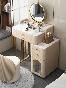 Главната спалня в минималистичен модерен тоалетка, огледало бюро от каменна дъски, модерен малък апартамент, многофункционален, изчистен, луксозен