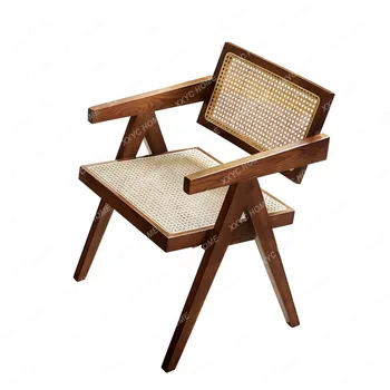 Стол за сядане с облегалка от ратан, балкон от масивна дървесина, стол от ратан
